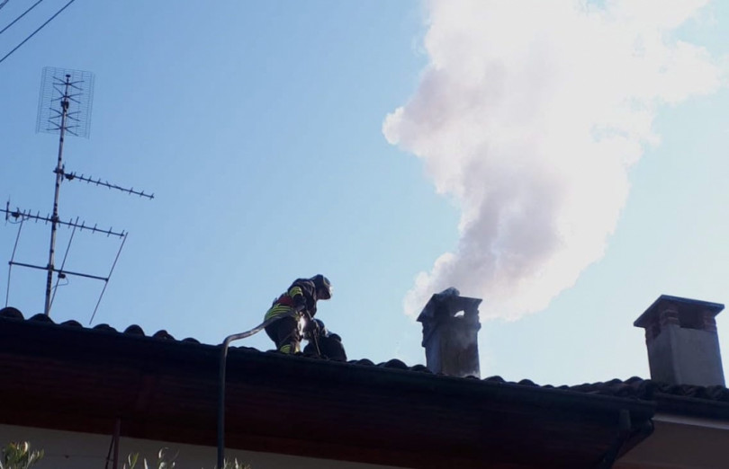 Brucia canna fumaria a Frassineto, incendio di sterpaglie a Ozzano